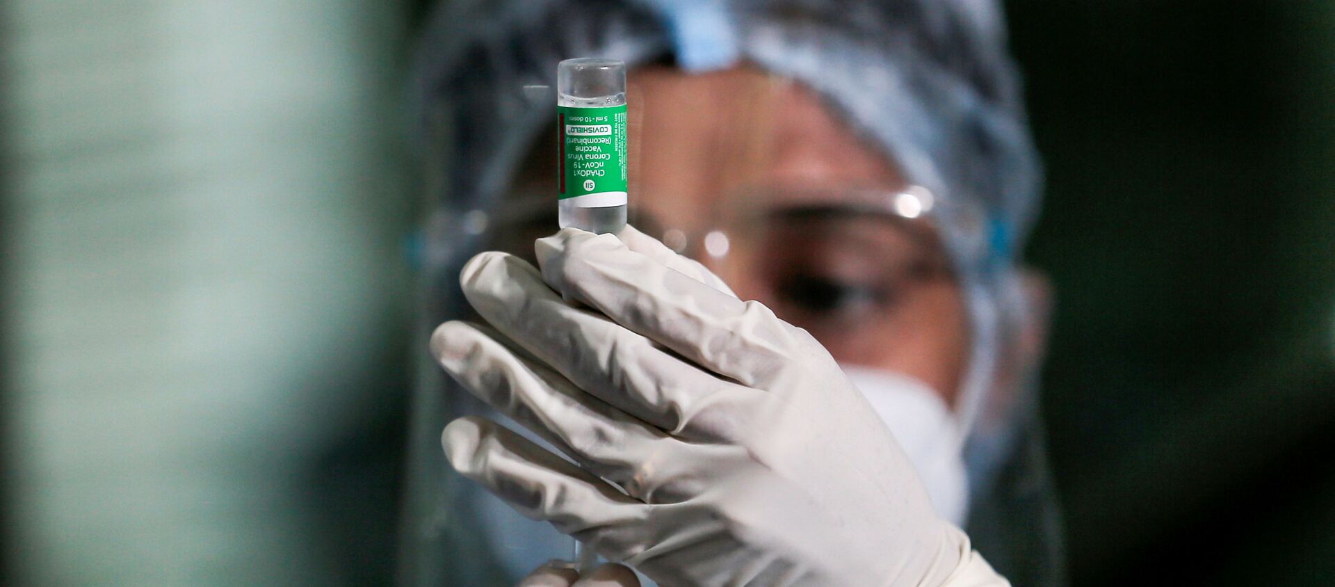 A health official draws a dose of the AstraZeneca's COVID-19 vaccine manufactured by the Serum Institute of India, at Infectious Diseases Hospital in Colombo - Sputnik International, 1920