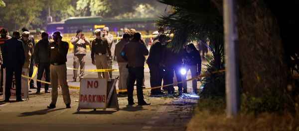 Police officials examine the site of an explosion near the Israeli Embassy in New Delhi, India, January 29, 2021. REUTERS/Danish Siddiqui - Sputnik International