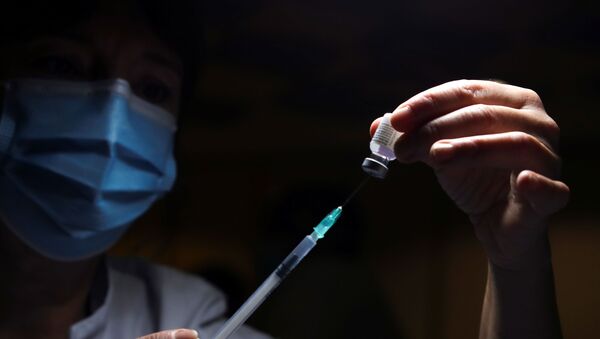 A medical worker fills a syringe with a dose of the Pfizer-BioNTech coronavirus disease (COVID-19) vaccine at the CHIREC St Anne-St Remi Clinic in Brussels, Belgium January 27, 2021. - Sputnik International