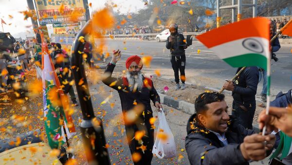 Farmers are showered with flower petals as they take part in a tractor rally to protest against farm laws on the occasion of India's Republic Day in Delhi, India, January 26, 2021. - Sputnik International