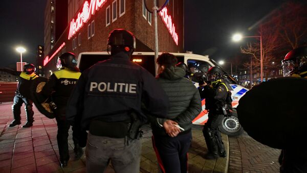 Police officers detain a demonstrator protesting against restrictions put in place to curb the spread of the coronavirus disease (COVID-19) in Rotterdam, Netherlands, January 26, 2021.  - Sputnik International