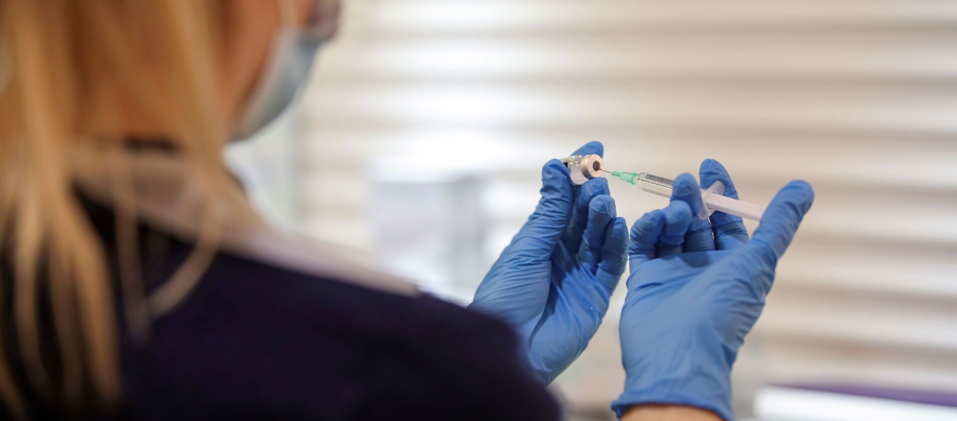 A healthcare worker fills a syringe with the Pfizer-BioNTech coronavirus disease (COVID-19) vaccine at Thornton Little Theatre managed by Wyre Council in Lancashire, Britain January 29, 2021 - Sputnik International, 1920, 05.02.2021
