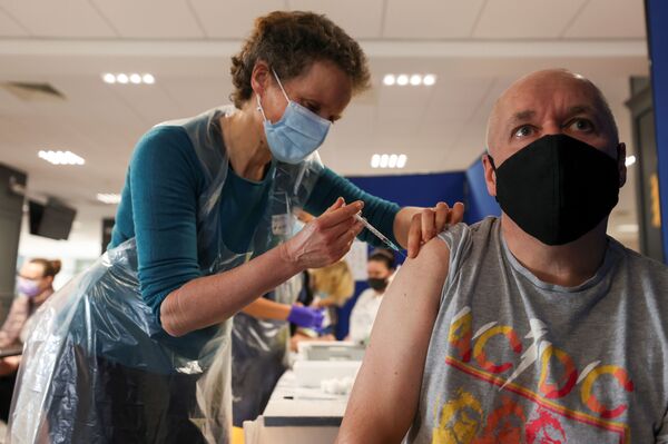 Ireland Could Have 'Picked up the Batphone to Biden' to Force EU to U-Turn in COVID Jab Row With UK Ireland Could Have 'Picked up the Batphone to Biden' to Force EU to U-Turn in COVID Jab Row With UK - Sputnik International