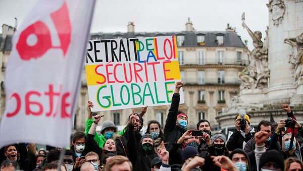 A person holds a placard reading ''withdrawal of the global security law'' during demonstration against the Global Security Bill'', that right groups say would make it a crime to circulate an image of a police officer's face and would infringe journalists' freedom in the country, in Paris, France, January 30, 2021 - Sputnik International
