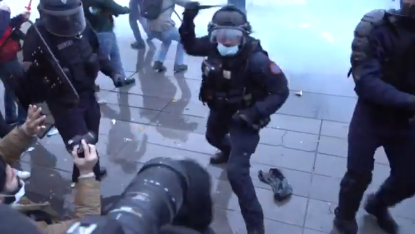 Screenshot from a video showing a police officer in Paris using his baton against a protester - Sputnik International