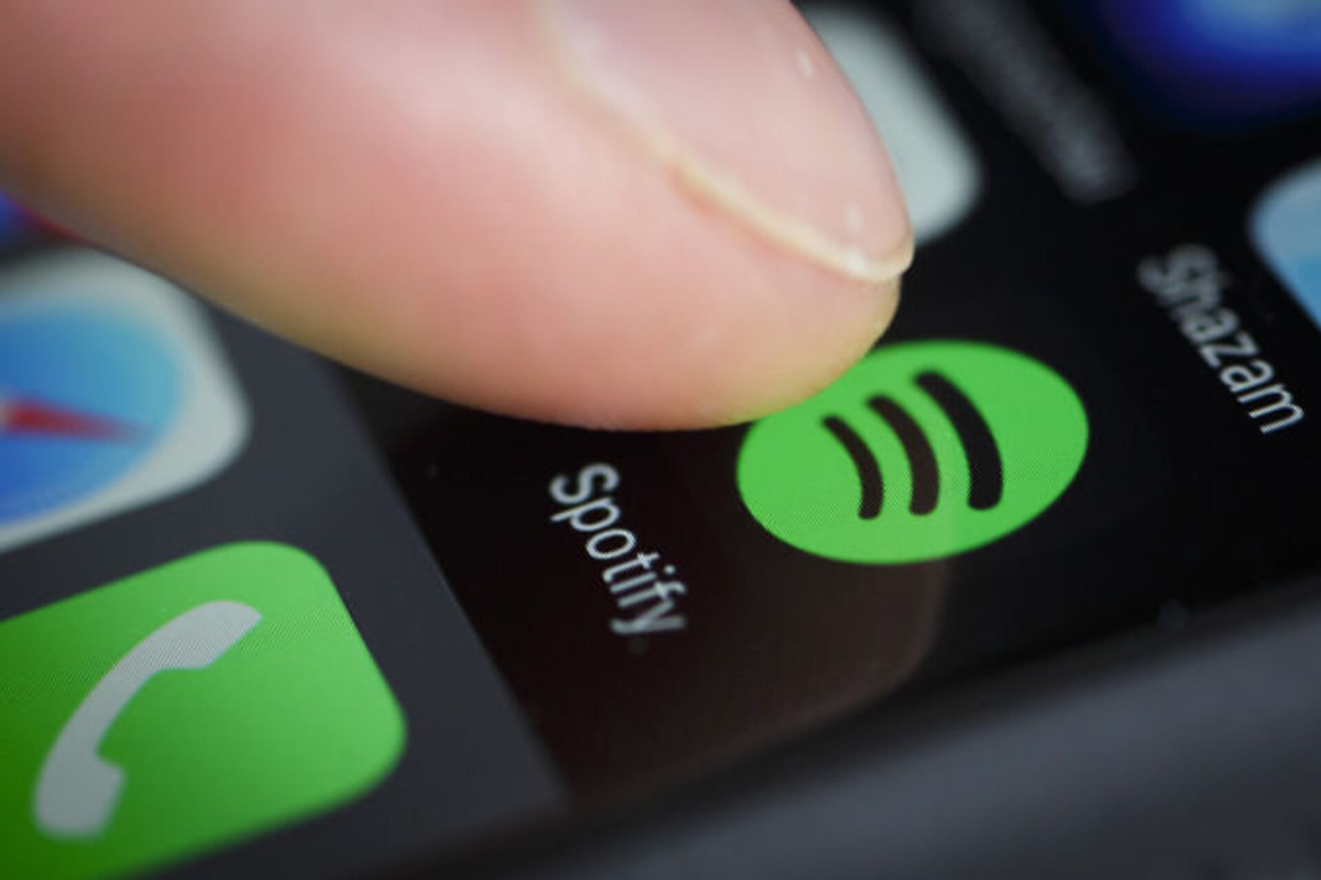 The Logo of streeming service Spotify is displayed on the screen of a smartphone on January 21, 2016 in Berlin, Germany - Sputnik International, 1920, 06.04.2022
