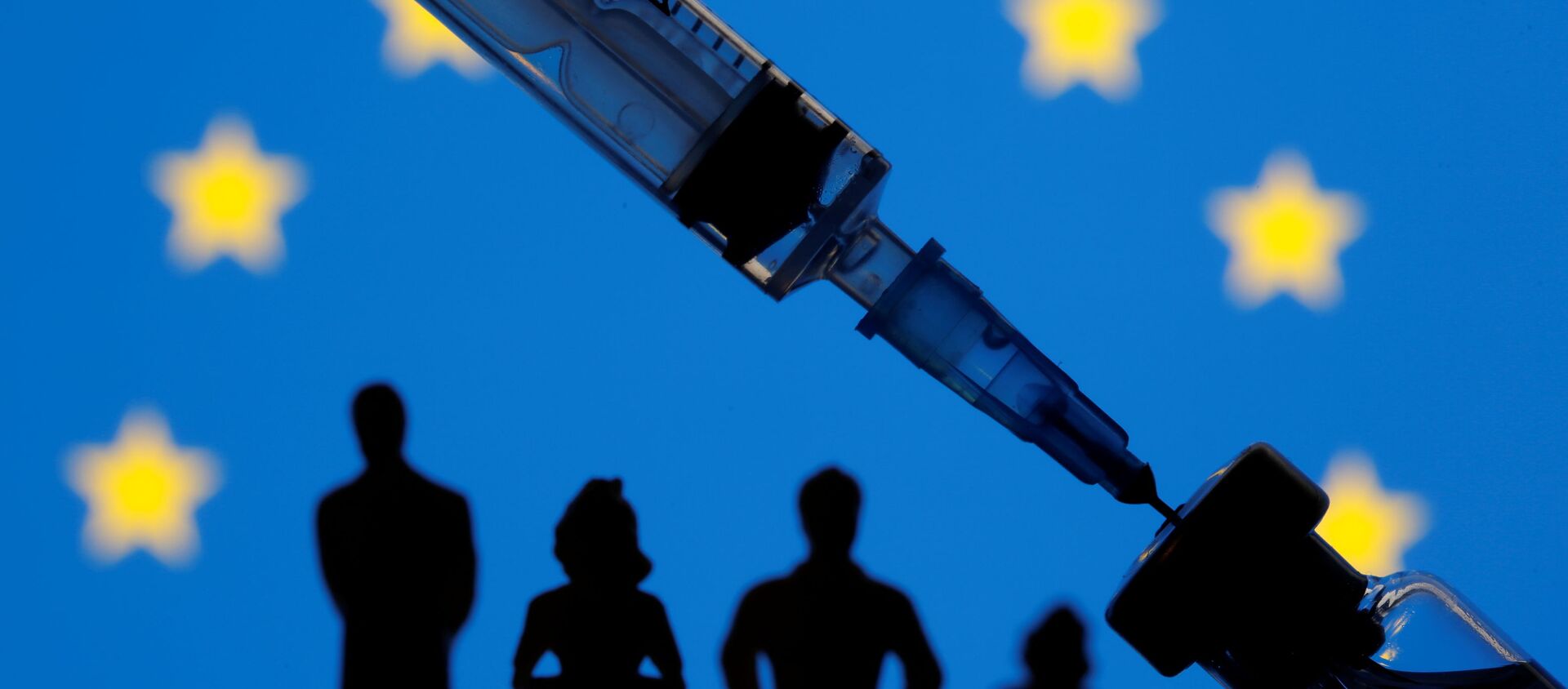 A vial, syringe and small toy figures are seen in front of a displayed EU flag in this illustration, taken 11 January 2021.  - Sputnik International, 1920, 24.02.2021