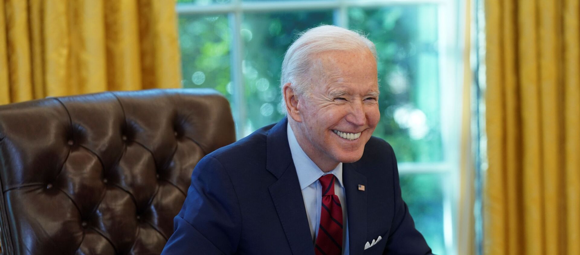 U.S. President Joe Biden smiles after signing executive orders strengthening access to affordable healthcare at the White House in Washington, U.S., January 28, 2021 - Sputnik International, 1920, 31.01.2021