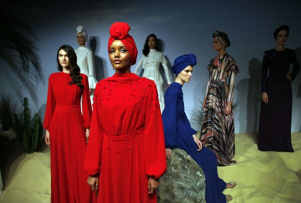 Halima Aden, a hijab wearing model from the United States, and other models feature creations by designer Rasit Bagzibagli for Modanisa, an online retailer of modest fashion, during a fashion show in Istanbul, Monday, 26 March, 2018. - Sputnik International