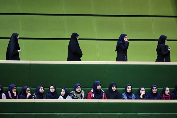Iranian school-girls attend President Hassan Rouhani's speech to parliament on 17 January 2016. - Sputnik International