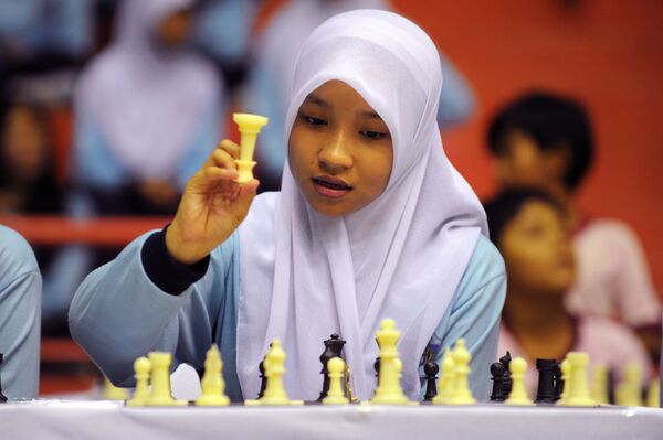 A girl in hijab plays chess at a Jakarta gymnasium, 23 September 2010. - Sputnik International