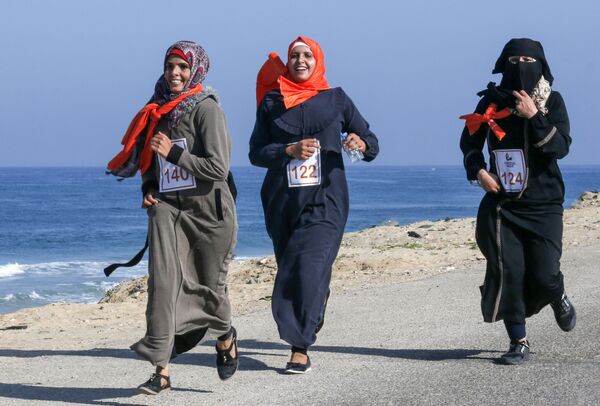 Palestinian women take part in a marathon calling for an end to violence against women, in Khan Yunis in the southern Gaza Strip on 1 December 2019. - Sputnik International