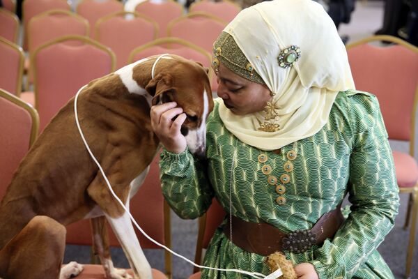 Retired Philadelphia police officer Aliya Taylor poses with her Azawakh named Bahir at a Westminster Kennel Club news conference in New York.  - Sputnik International