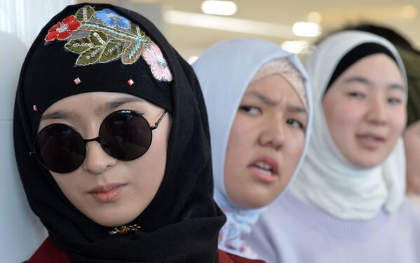 Kyrgyz Muslim women wearing hijab look on as they take part in celebrations for World Hijab Day in Bishkek on 1 February 2019.  - Sputnik International
