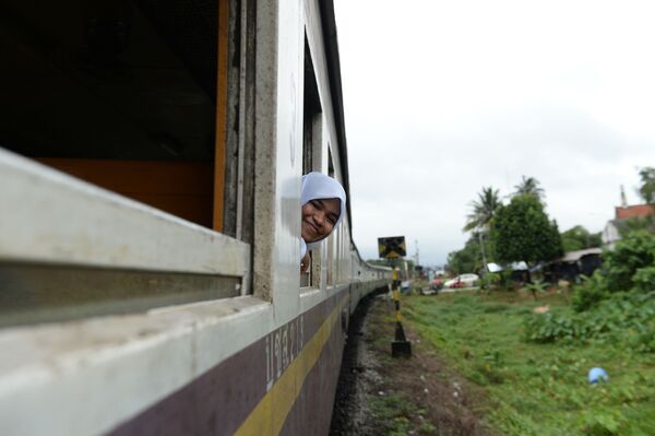 A female Muslim student wearing hijab on a train - Sputnik International