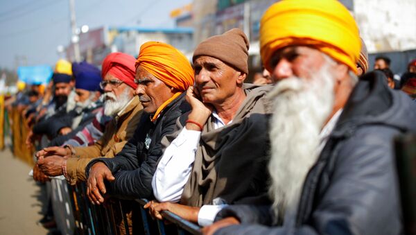 Farmers listen to a speaker during a protest against the farm laws at Singhu border near New Delhi - Sputnik International