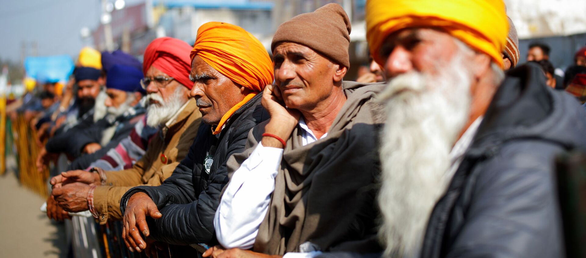 Farmers listen to a speaker during a protest against the farm laws at Singhu border near New Delhi - Sputnik International, 1920, 01.02.2021