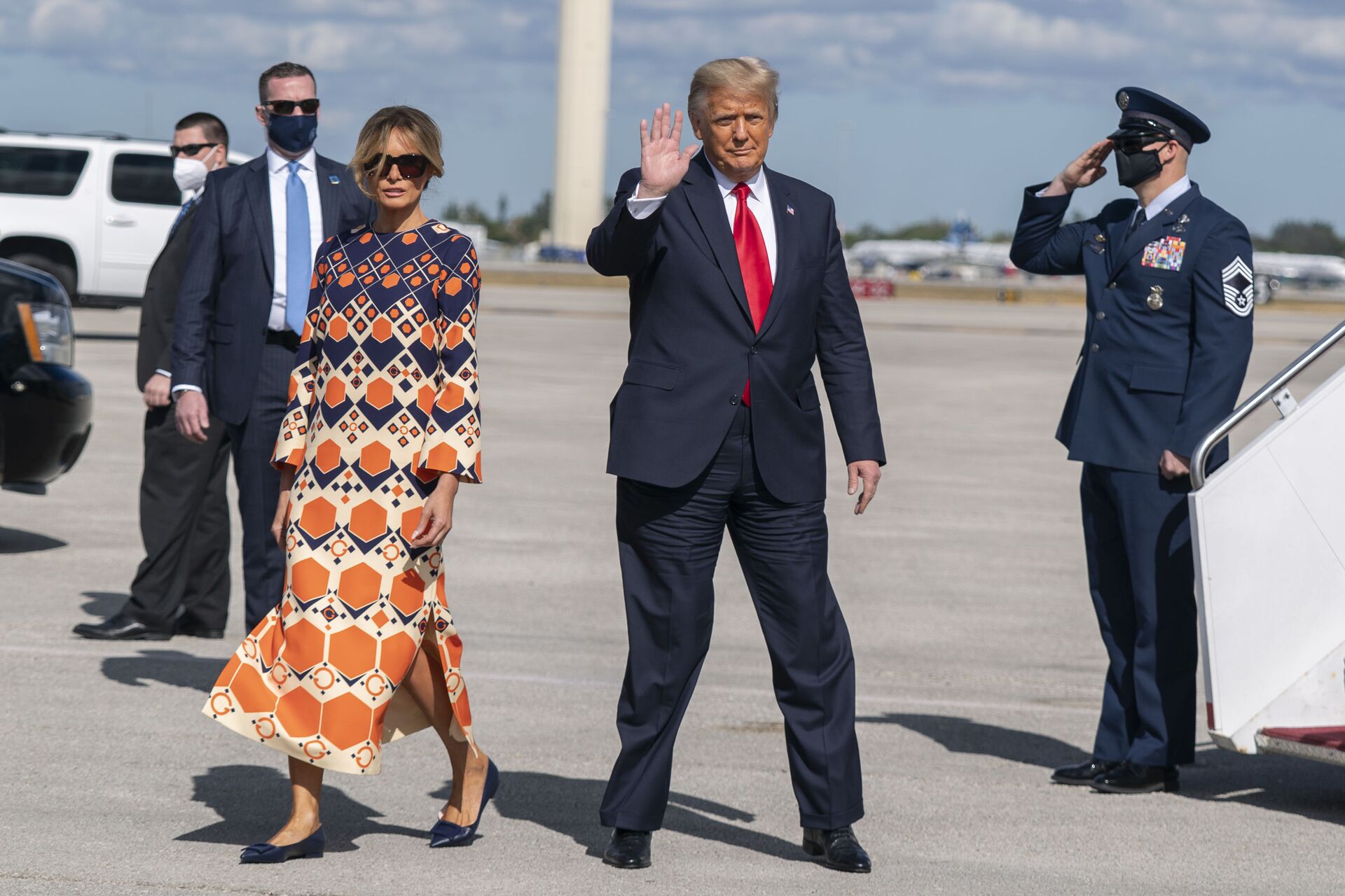 Melania, ‘Early Riser’ Donald Trump 'Stay in Separate Rooms' While Away, Claims Biography Author - Sputnik International, 1920, 04.04.2021