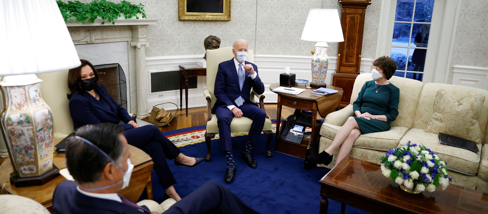 U.S. President Joe Biden and Vice President Kamala Harris meet with a group of Republican Senators to discuss coronavirus disease (COVID-19) federal aid legislation inside the Oval Office at the White House in Washington, U.S., February 1, 2021. - Sputnik International, 1920, 02.02.2021