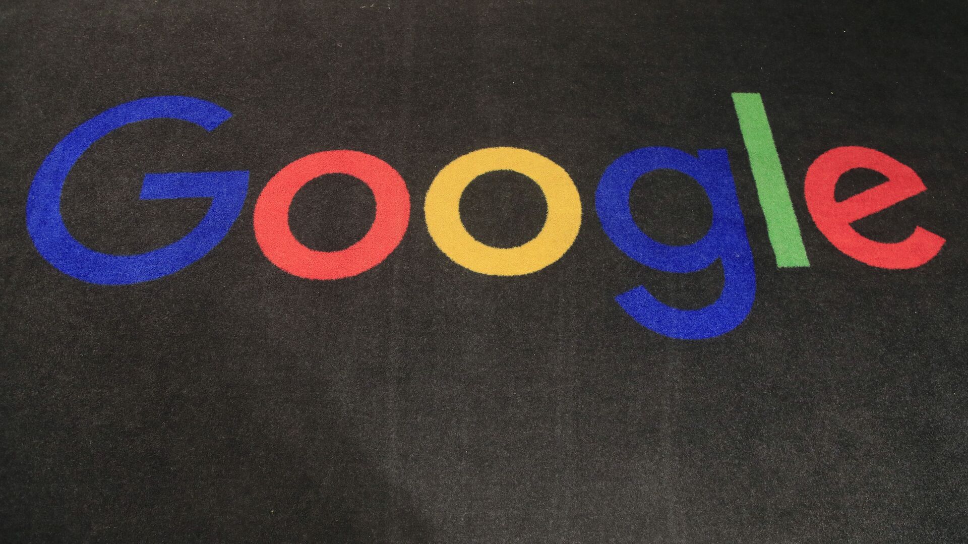 In this Nov. 18, 2019, file photo, the logo of Google is displayed on a carpet at the entrance hall of Google France in Paris. - Sputnik International, 1920, 12.05.2022