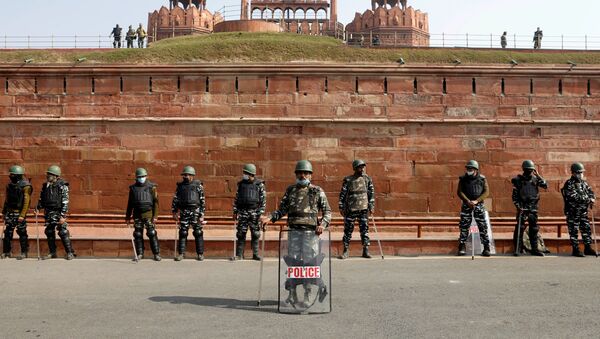 Policemen stand guard in front of the historic Red Fort after Tuesday's clashes between police and farmers, in the old quarters of Delhi - Sputnik International
