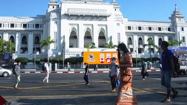 People walk past City Hall in Yangon on February 2, 2021, a day after Myanmar's military seized power in a bloodless coup, detaining democratically elected leader Aung San Suu Kyi and imposing a one-year state of emergency.  - Sputnik International