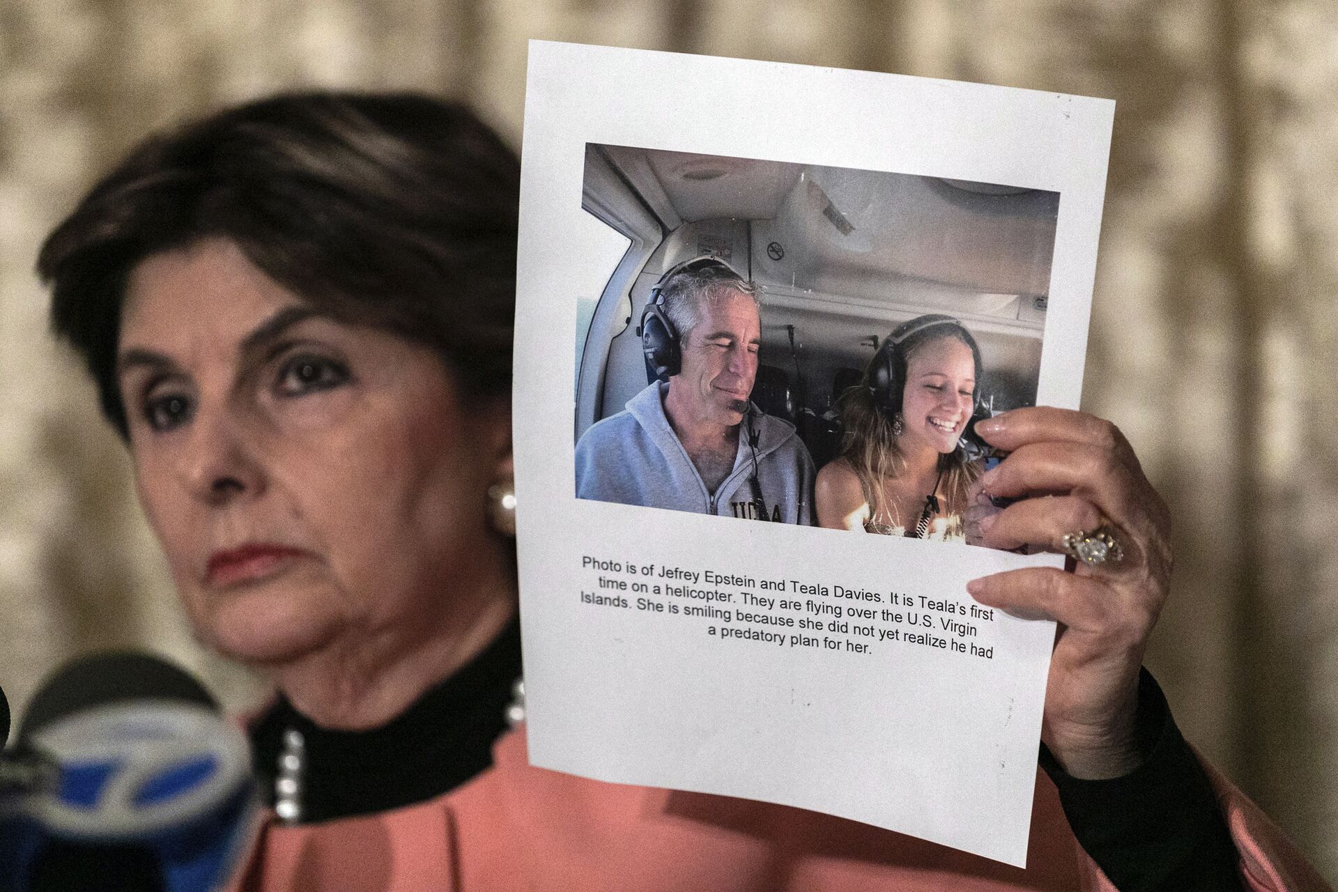 Attorney Gloria Allred, holds a picture of Jeffrey Epstein and her client Teala Davis during a news conference, Thursday, Nov. 21, 2019, in New York, about the filing of a lawsuit against the estate of Epstein. Davies says she was 17 when she was victimized by Epstein - Sputnik International, 1920, 07.09.2021
