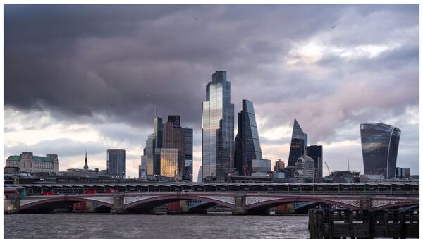 City of London with dark clouds - Sputnik International