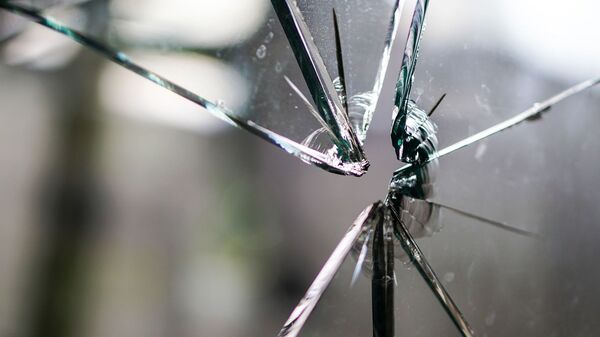 Cracks in glass after gunshot - Sputnik International