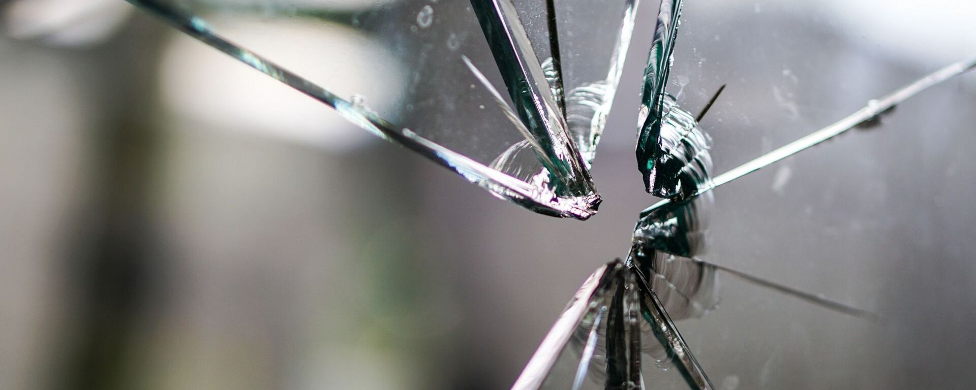 Cracks in glass after gunshot - Sputnik International, 1920, 12.12.2022