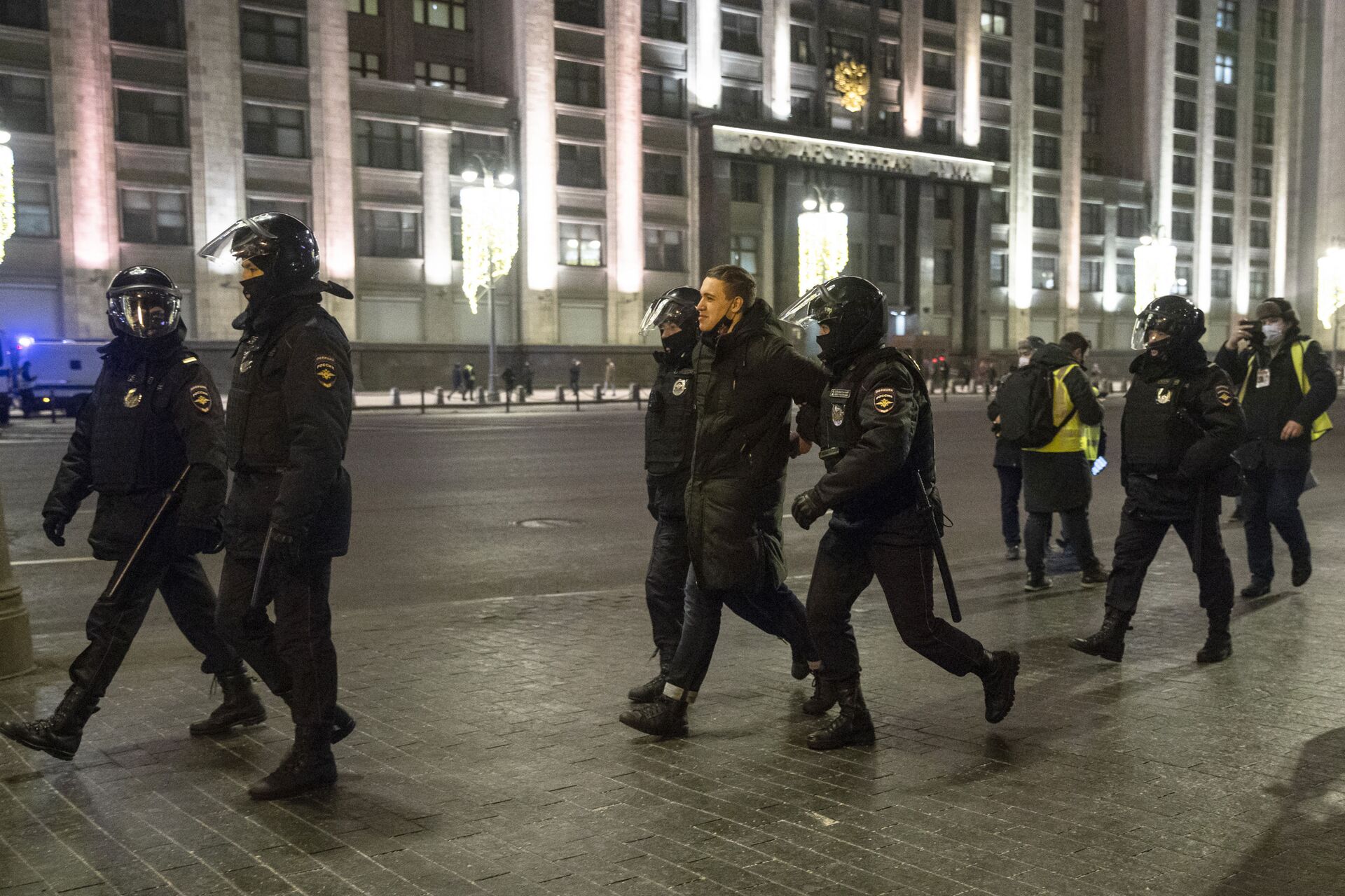 Russian Law Enforcement Officers Stop Unauthorized Protests in Downtown Moscow, Source Claims - Sputnik International, 1920, 02.02.2021