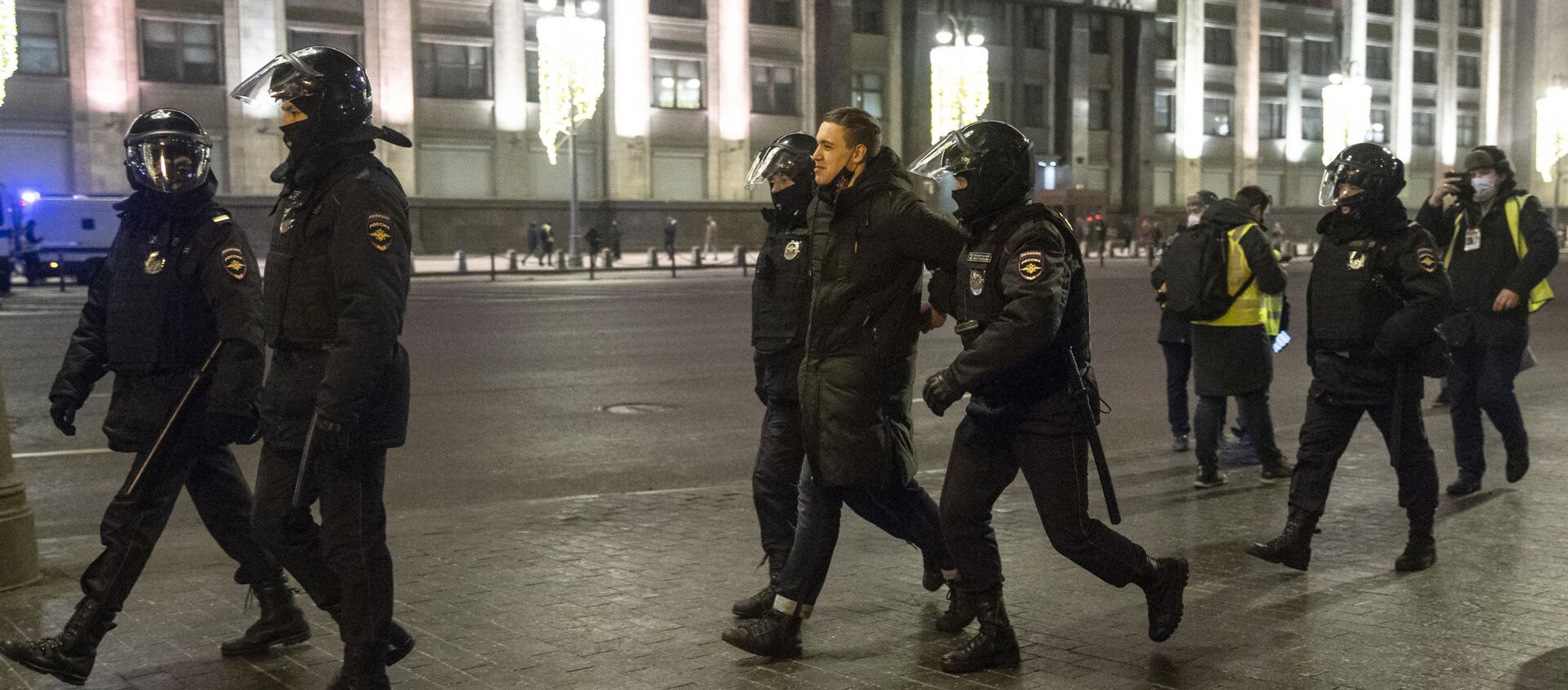 Police detain a man, with the the State Duma, the Lower House of the Russian Parliament, in the background in Moscow, Russia, Tuesday, Feb. 2, 2021. - Sputnik International, 1920, 07.02.2021