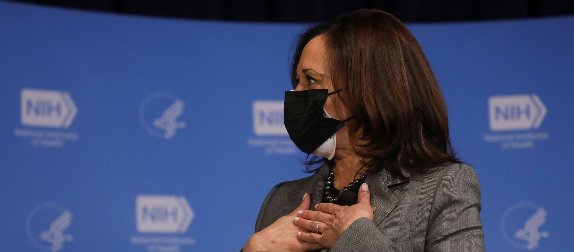 U.S. Vice President Kamala Harris reacts after receiving her second dose of the Moderna coronavirus disease (COVID-19) vaccine at the National Institutes of Health in Bethesda, Maryland, U.S. January 26, 2021. REUTERS/Leah Millis - Sputnik International, 1920, 03.02.2021