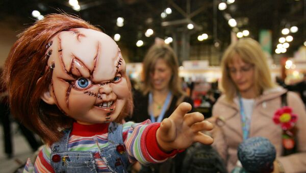 Visitors look at the Chucky doll from the Bride of Chucky movie, at the Sideshow Collectibles booth during the American International Toy Fair, Sunday, Feb. 12, 2006 in New York. - Sputnik International