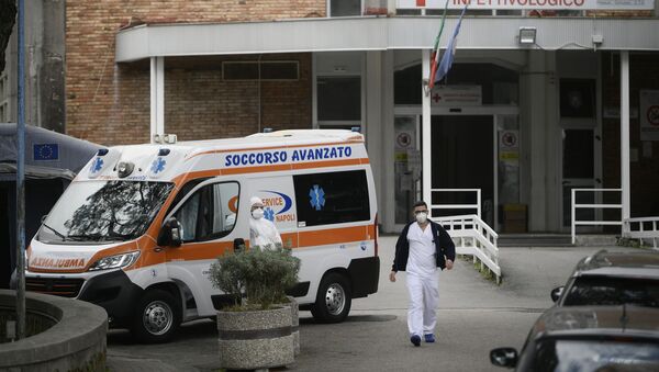 An ambulance is parked outside the entrance to the infectious diseases emergency unit at the Cotugno hospital in Naples on November 12, 2020 amid a surge of COVID-19 cases in Naples overwhelming hospitals. - Sputnik International