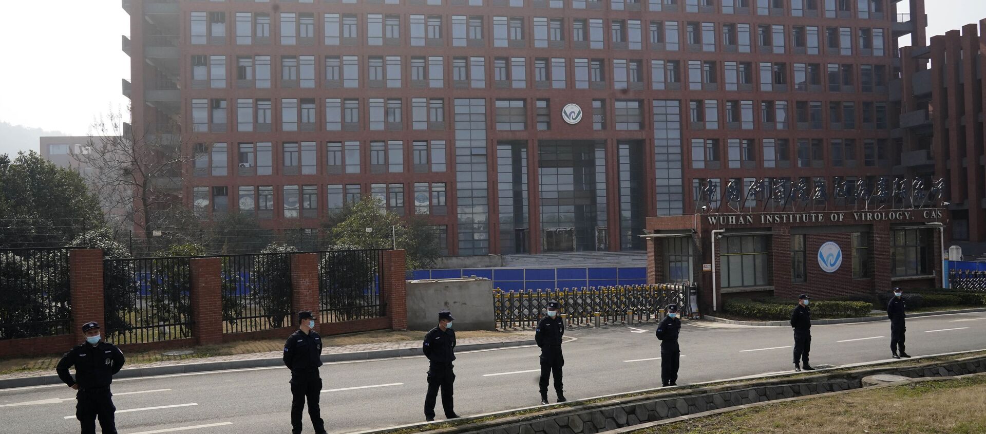 Security personnel gather near the entrance to the Wuhan Institute of Virology during a visit by the World Health Organization team in Wuhan in China's Hubei province on Wednesday, Feb. 3, 2021.  - Sputnik International, 1920, 11.03.2021
