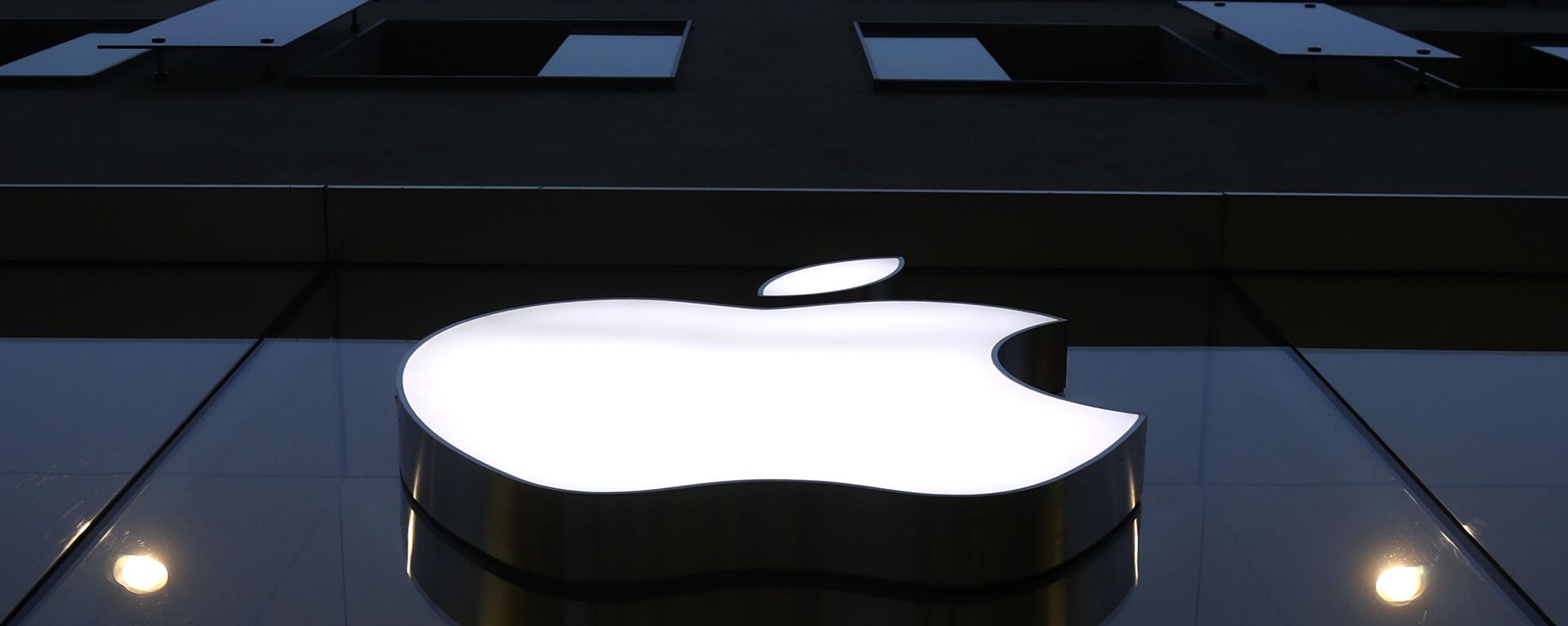 The logo of Apple is illuminated at a store in the city center in Munich, Germany, Wednesday, Dec. 16, 2020. - Sputnik International, 1920, 17.02.2021