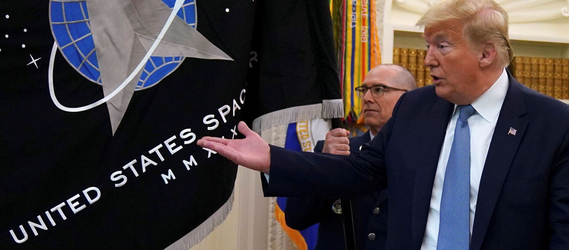 FILE PHOTO: Trump gestures towards the U.S. Space Force flag during its presentation at the White House in Washington - Sputnik International, 1920, 04.02.2021