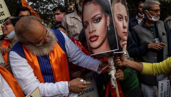 Activists from United Hindu Front burn an effigy depicting U.S. singer Rihanna and climate change activist Greta Thunberg to protest against the celebrities for commenting in support of protesting farmers - Sputnik International