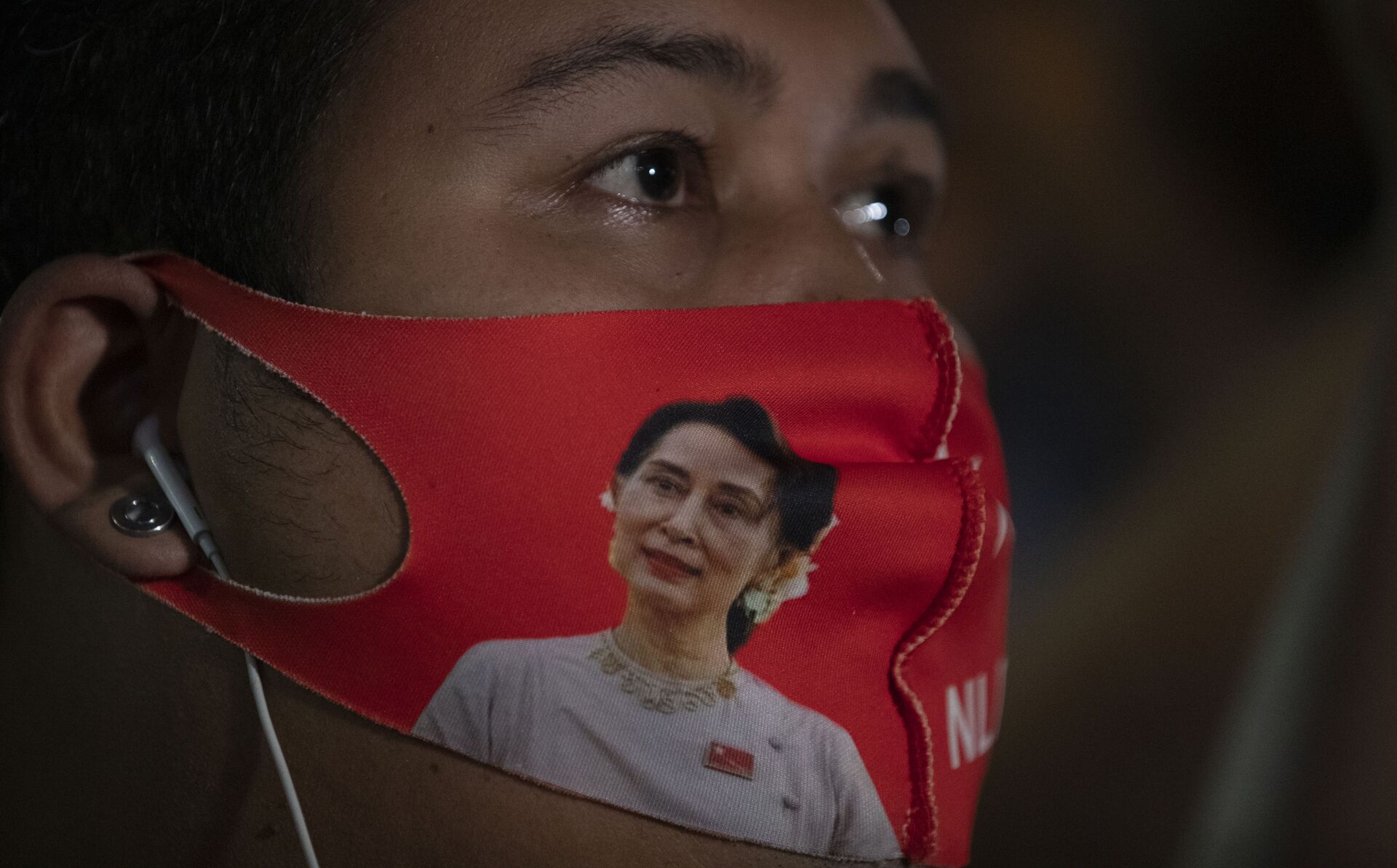 A Myanmar national living in Thailand wears a face mask with the image of Myanmar leader Aung San Suu Kyi during a protest in front of Myanmar Embassy in Bangkok, Thailand, Thursday, Feb. 4, 2021. The military announced Monday that it will take power for one year, accusing Suu Kyi's government of not investigating allegations of voter fraud in recent elections. Suu Kyi's party swept that vote and the military-backed party did poorly. The state Election Commission has refuted the allegations. - Sputnik International, 1920, 12.10.2022