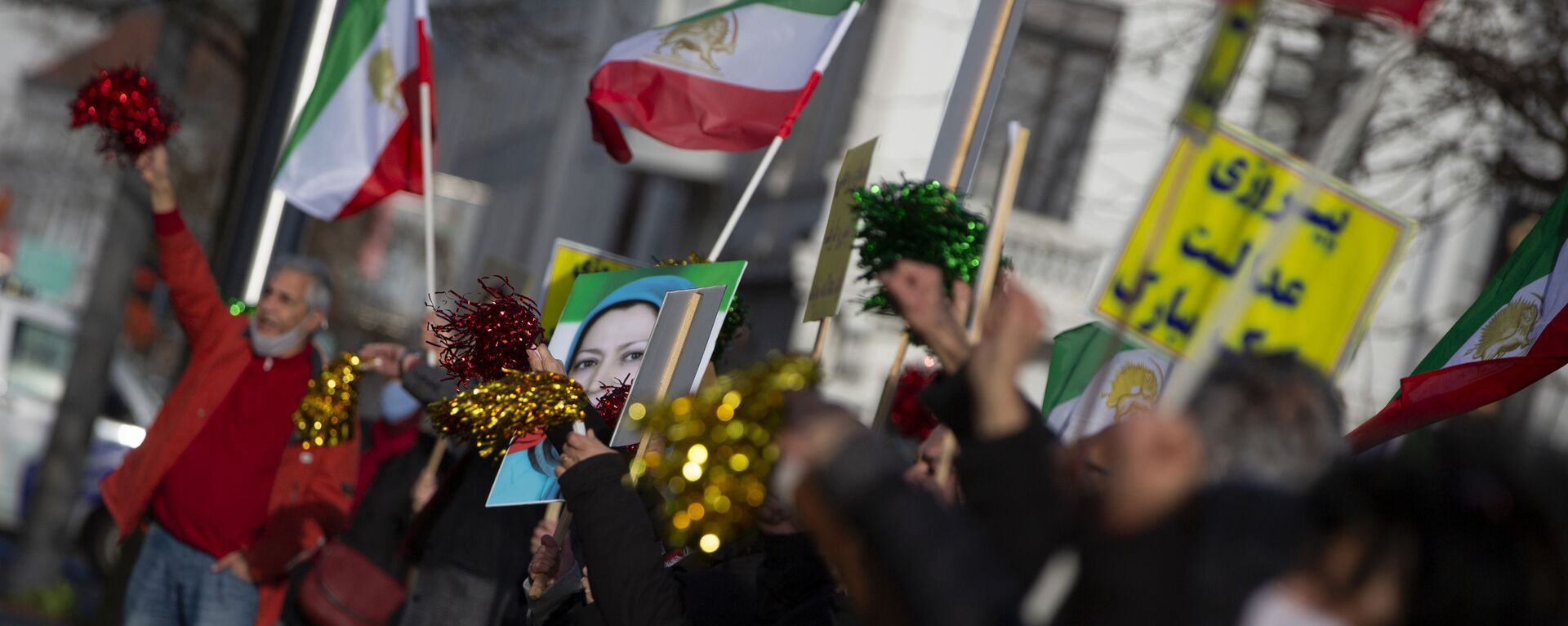 People wave flags and confetti after the trial of four persons, including an Iranian diplomate and Belgian-Iranian couple at the courthouse in Antwerp, Belgium, Thursday, Feb. 4, 2021. - Sputnik International, 1920, 04.02.2021