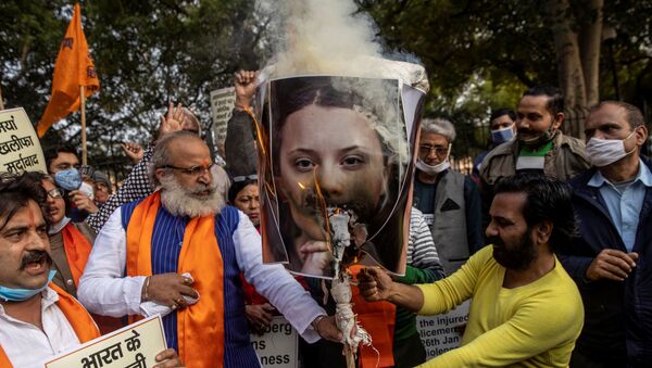 Activists from United Hindu Front burn an effigy depicting climate change activist Greta Thunberg to protest against the celebrities for commenting in support of protesting farmers, in New Delhi, India, February 4, 2021. - Sputnik International
