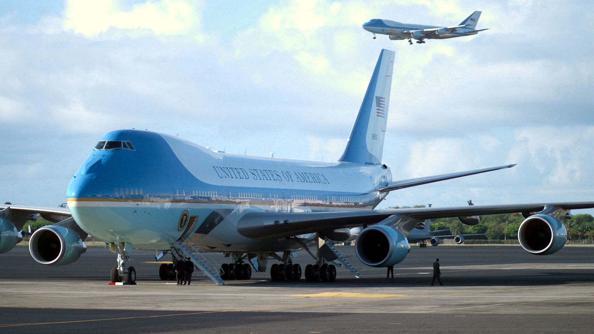 Air Force One lands at Hickam Air Force (AFB) with US President George W. Bush on board for his first visit to Hawaii while holding office. On the ground, the second Boeing VC-25A. - Sputnik International, 1920, 20.09.2021