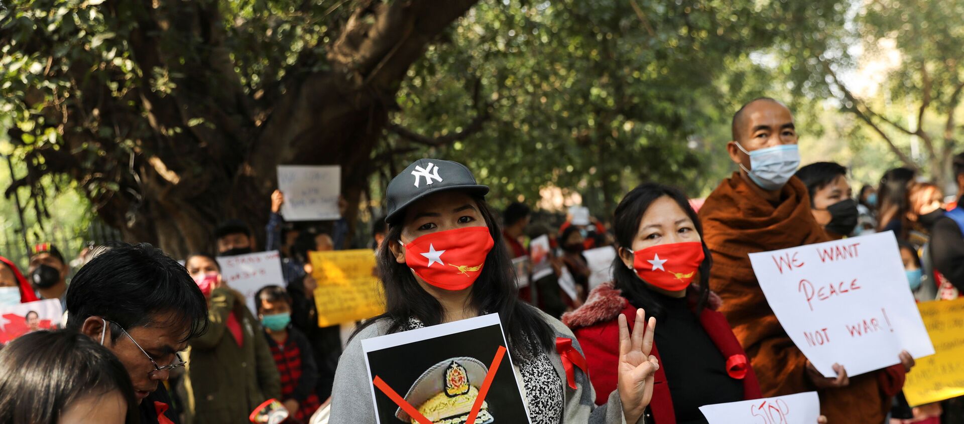 A woman holds a poster of Myanmar's army chief Min Aung Hlaing with his face crossed out during a protest, organised by Chin Refugee Committee, against the military coup in Myanmar, in New Delhi, India, February 5, 2021. REUTERS/Anushree Fadnavis - Sputnik International, 1920, 05.02.2021