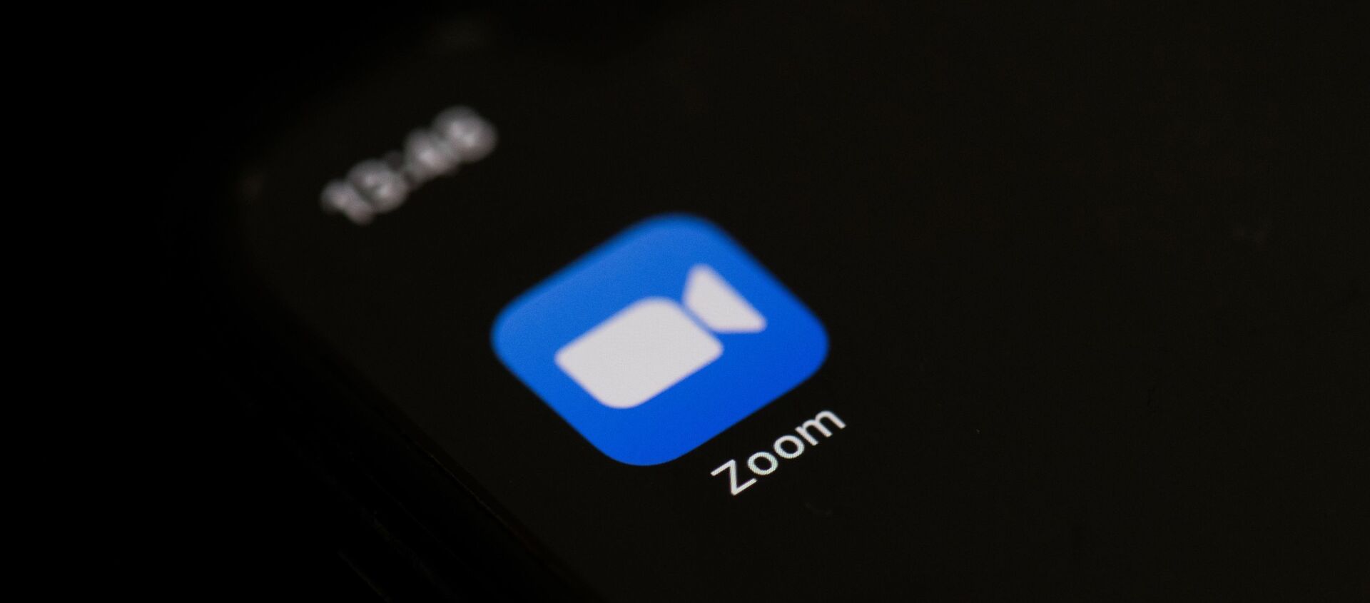 This illustration picture taken on May 27, 2020 in Paris shows the logo of the social network  application Zoom on the screen of a phone.  - Sputnik International, 1920, 16.02.2021