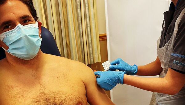 Plymouth Moor View Conservative MP Johnny Mercer takes off his shirt to be vaccinated against COVID-19 at Derriford Hospital. - Sputnik International