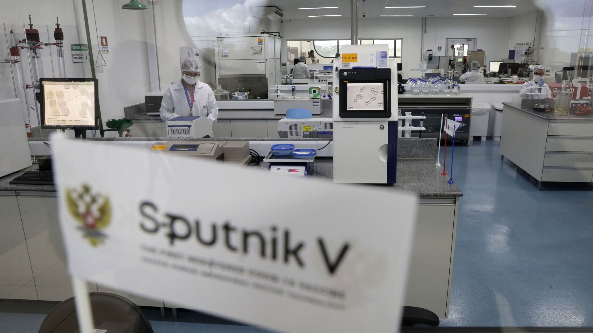 Laboratory workers work in the pilot production phase of Russia's Sputnik V Coronavirus vaccine for COVID-19 at the pharmaceutical company Uniao Quimica in Brasilia, Brazil, Monday, Jan. 25, 2021. - Sputnik International, 1920, 20.10.2021