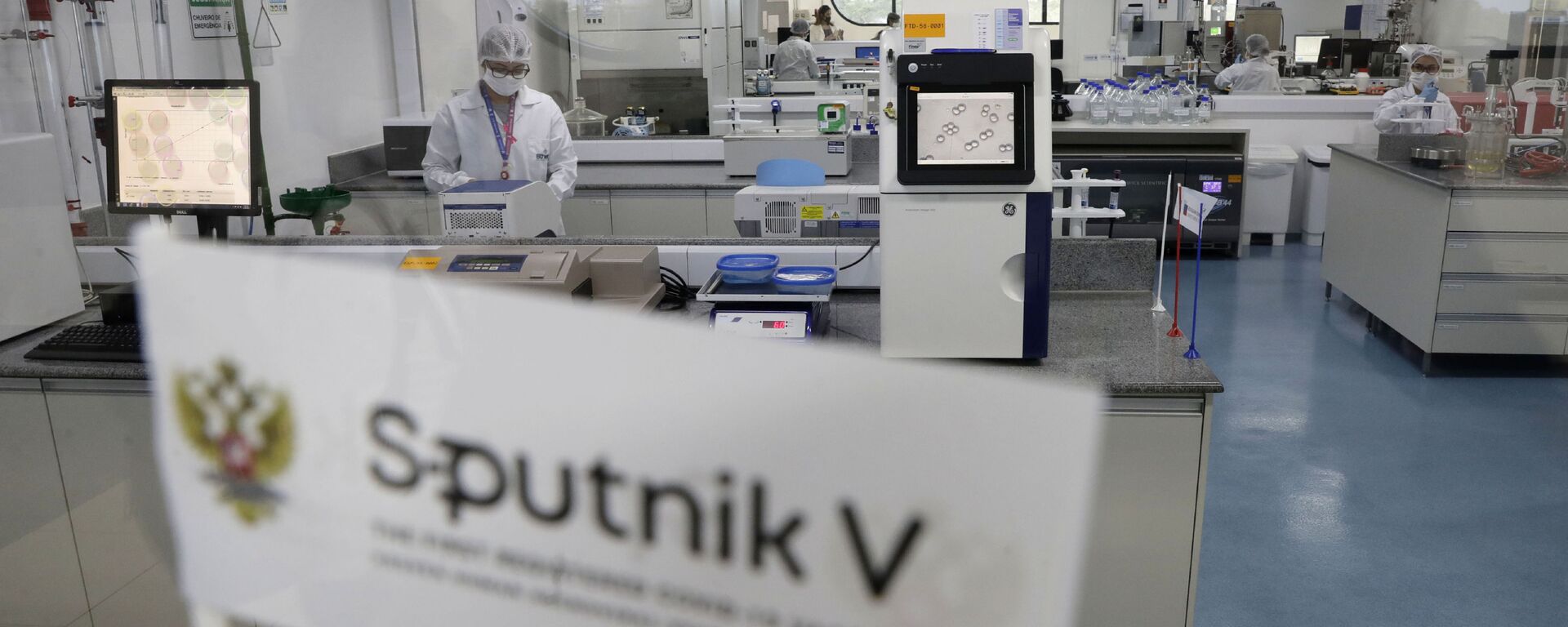 Laboratory workers work in the pilot production phase of Russia's Sputnik V Coronavirus vaccine for COVID-19 at the pharmaceutical company Uniao Quimica in Brasilia, Brazil, Monday, Jan. 25, 2021. - Sputnik International, 1920, 04.03.2021