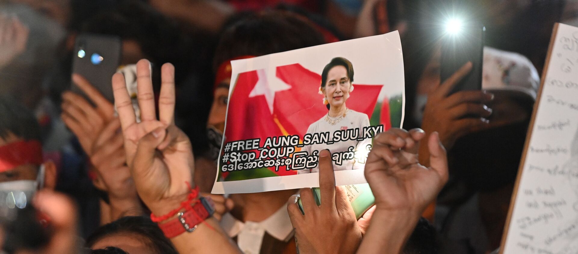 A protester holds an image of the detained Myanmar civilian leader Aung San Suu Kyi during a demonstration condemning the military coup outside the Myanmar embassy in Bangkok on February 4, 2021, days after Myanmar's security forces detained Suu Kyi and the country's president. - Sputnik International, 1920, 06.02.2021