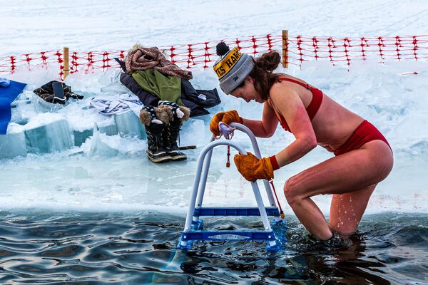 Tempered by the Cold: Meet Intrepid Submergents from Minnesota Unafraid to Plunge Into Icy Waters - Sputnik International